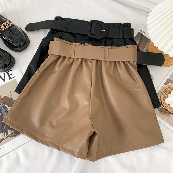 Női rövidnadrág új modellje ökobőr övvel