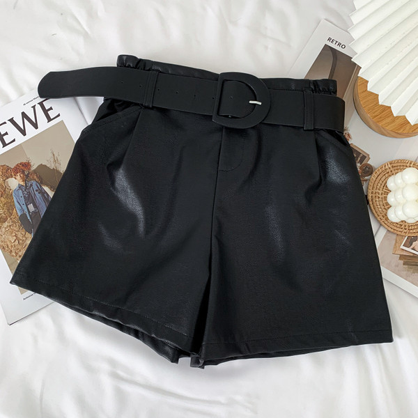 Női rövidnadrág új modellje ökobőr övvel