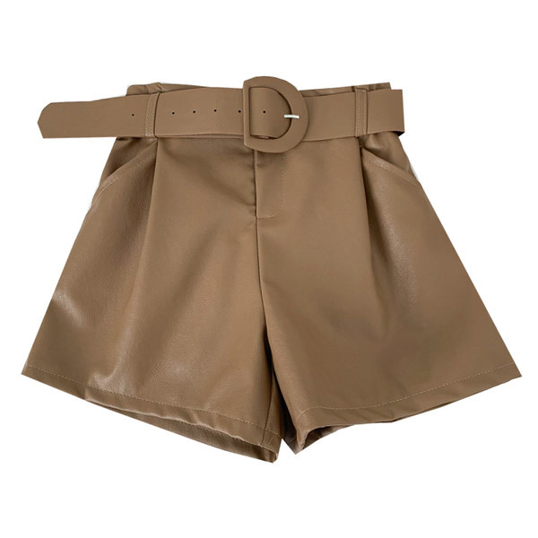 Női rövidnadrág új modellje ökobőr övvel