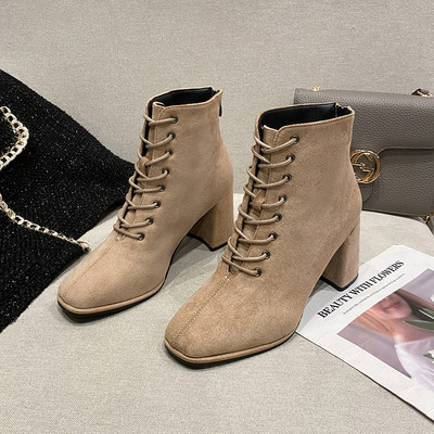 Modern női sarkú csizma és fűző eco velúrból