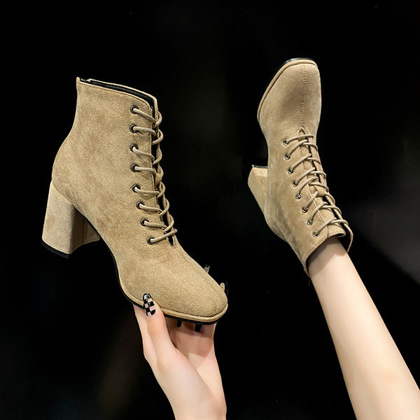 Modern női sarkú csizma és fűző eco velúrból