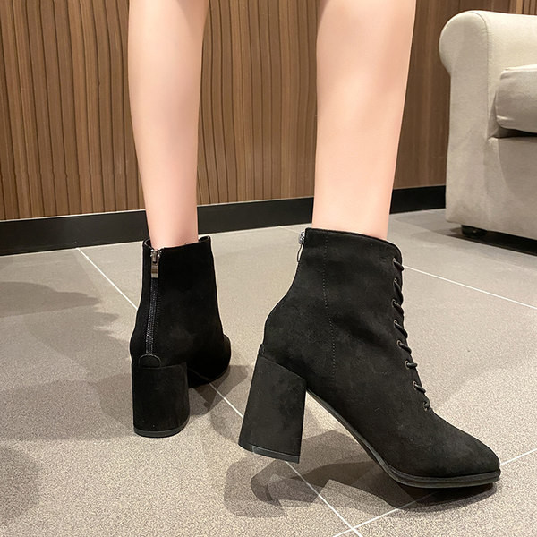 Modern női sarkú csizma és fűző eco velúrból