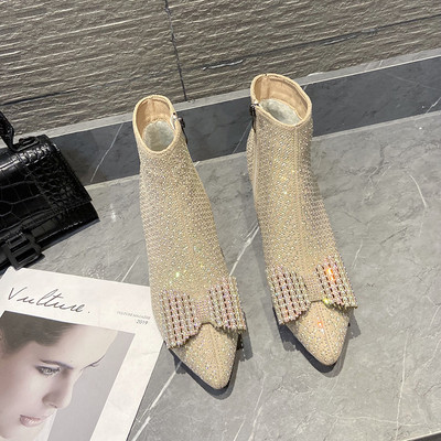 Stiilne naiste saapade terava otsaga mudel dekoratiivkivide ja õhukese kontsaga