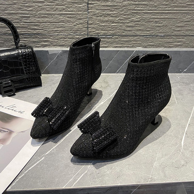 Stiilne naiste saapade terava otsaga mudel dekoratiivkivide ja õhukese kontsaga