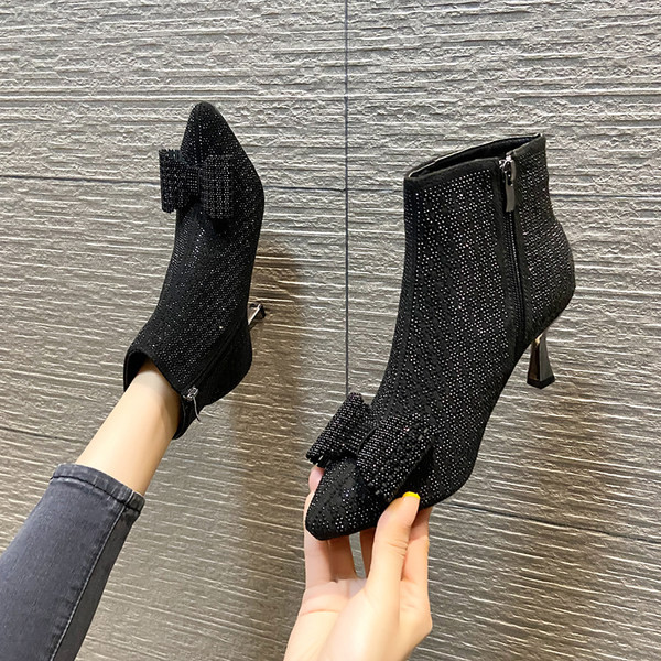 Stiilne naiste saapade terava otsaga mudel dekoratiivkivide ja õhukese kontsaga