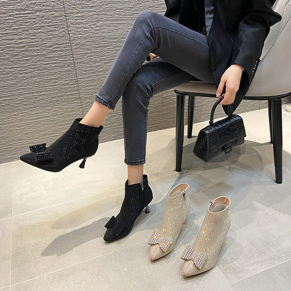 Stiilne naiste saapade terava otsaga mudel dekoratiivkivide ja õhukese kontsaga