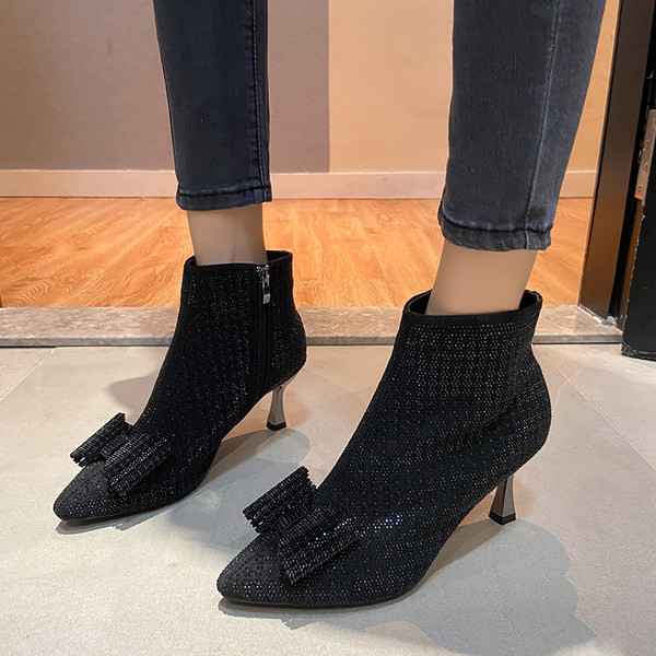 Stiilne naiste saapade terava otsaga mudel dekoratiivkivide ja õhukese kontsaga