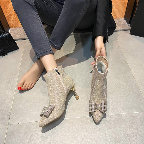 Stiilne naiste saapade terava otsaga mudel dekoratiivkivide ja õhukese kontsaga