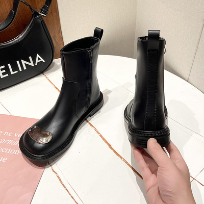 Μοντέρνες γυναικείες μπότες με μεταλλικά στοιχεία και φερμουάρ