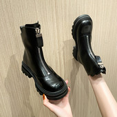 Stílusos női csizma lapos talppal, cipzárral és csattal