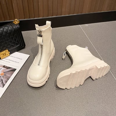 Stílusos női csizma lapos talppal, cipzárral és csattal