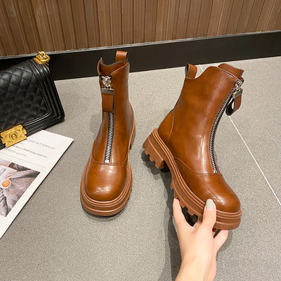 Stílusos női csizma lapos talppal, cipzárral és csattal