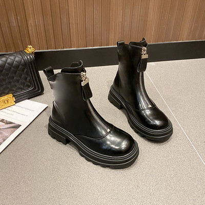 Stílusos női csizma lapos talppal, cipzárral és csattal