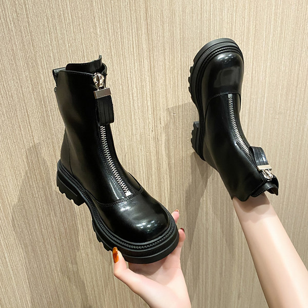 Stílusos női csizma lapos talppal, cipzárral és csattal