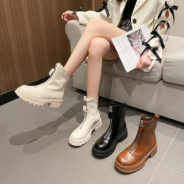 Stílusos női csizma lapos talppal, cipzárral és csattal