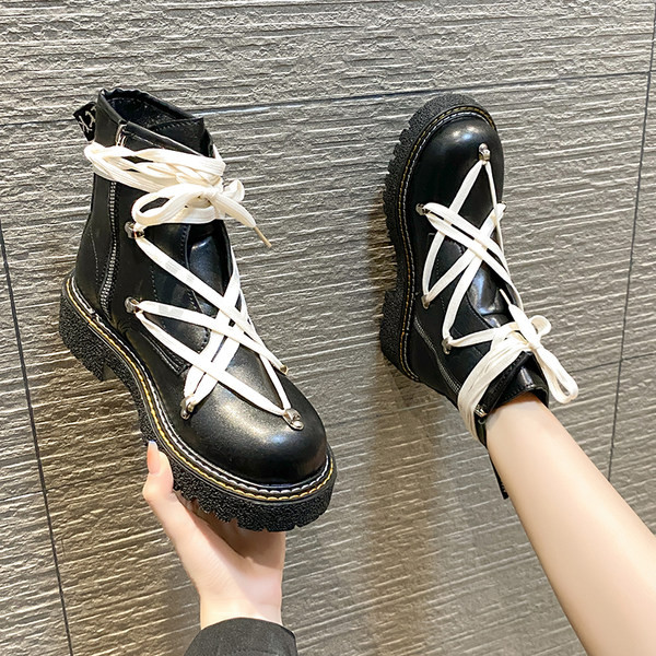 Aktuális női csizma eco bőrből, fűzővel