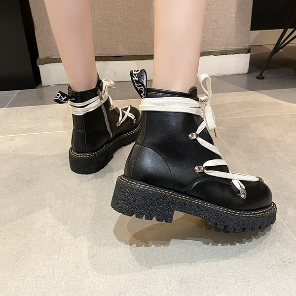 Aktuális női csizma eco bőrből, fűzővel