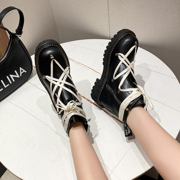 Aktuális női csizma eco bőrből, fűzővel