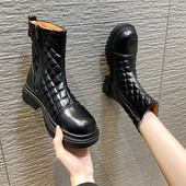 Női csizma sima modell lapos talppal és cipzárral