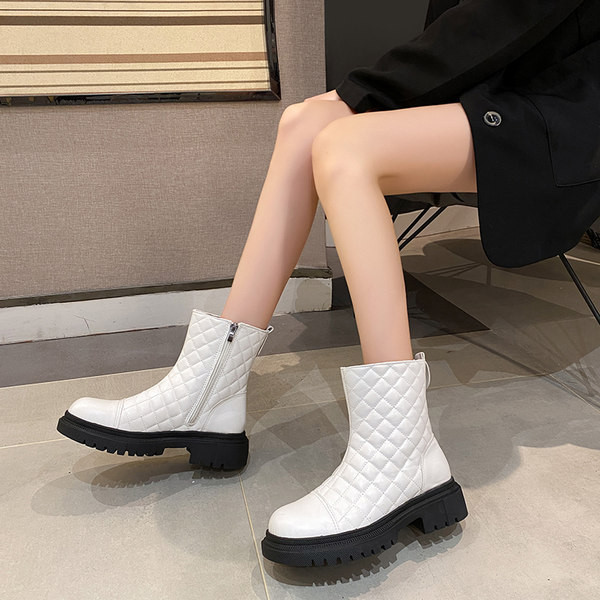 Női csizma sima modell lapos talppal és cipzárral