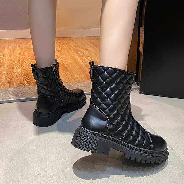 Női csizma sima modell lapos talppal és cipzárral