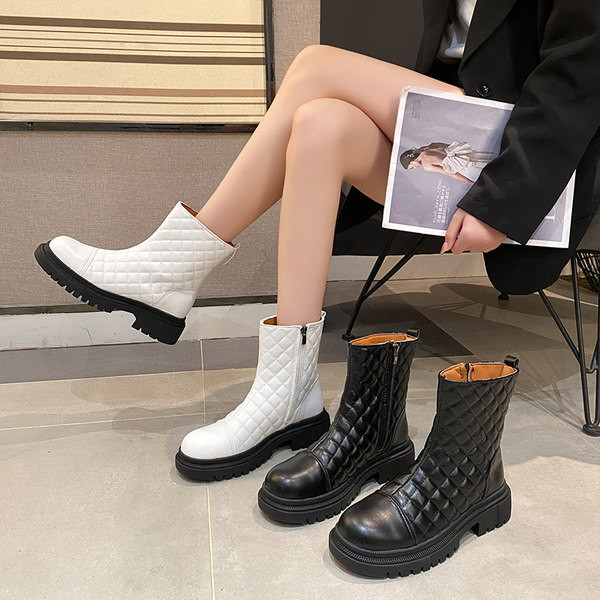 Női csizma sima modell lapos talppal és cipzárral