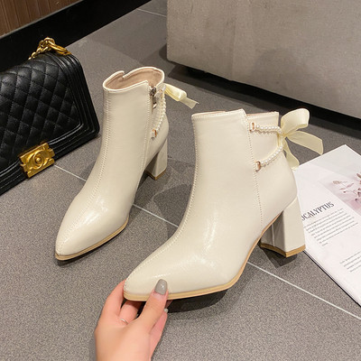 Μοντέρνες γυναικείες μπότες από οικολογικό δέρμα με διακοσμητικά μαργαριτάρια και κορδέλα