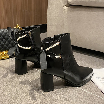 Μοντέρνες γυναικείες μπότες από οικολογικό δέρμα με διακοσμητικά μαργαριτάρια και κορδέλα