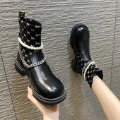 Modern női csizma díszítőgyöngyökkel és fém elemekkel