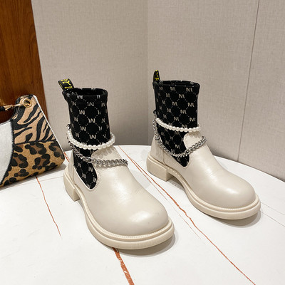 Modern női csizma díszítőgyöngyökkel és fém elemekkel