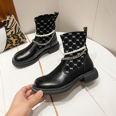 Modern női csizma díszítőgyöngyökkel és fém elemekkel