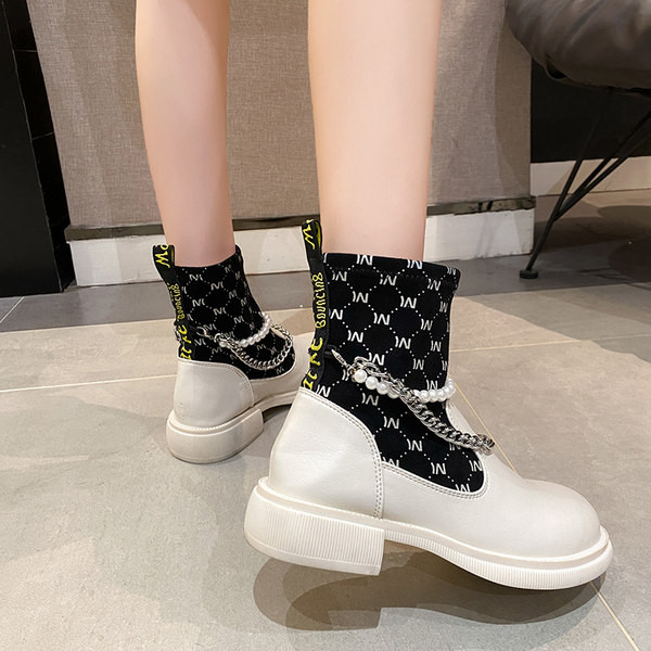 Moodsad dekoratiivpärlite ja metallelementidega naiste saapad