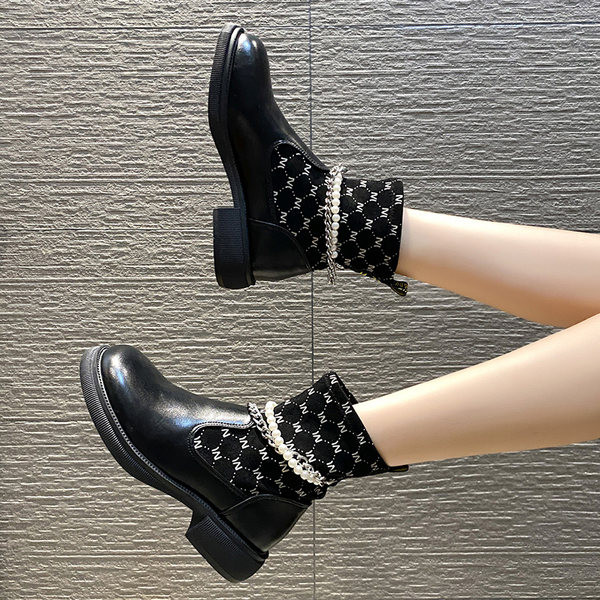 Moodsad dekoratiivpärlite ja metallelementidega naiste saapad