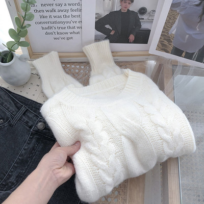 Γυναικείο πουλόβερ με οβάλ λαιμόκοψη - σε τρία χρώματα