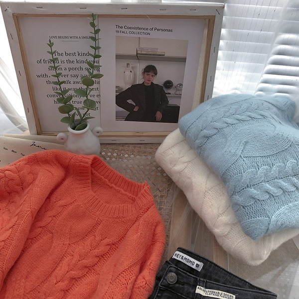 Γυναικείο πουλόβερ με οβάλ λαιμόκοψη - σε τρία χρώματα