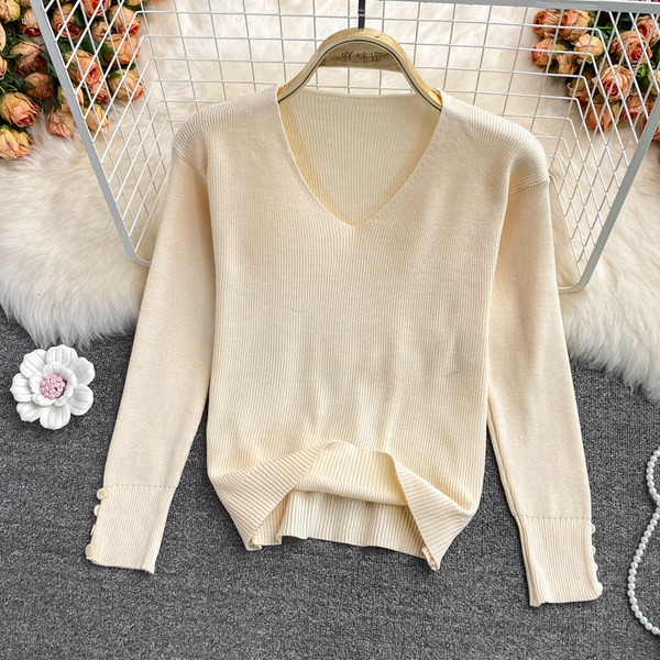 Γυναικεία πουλόβερ με κουμπιά και spitz λαιμόκοψη