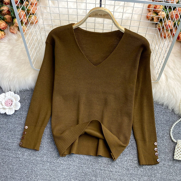 Γυναικεία πουλόβερ με κουμπιά και spitz λαιμόκοψη