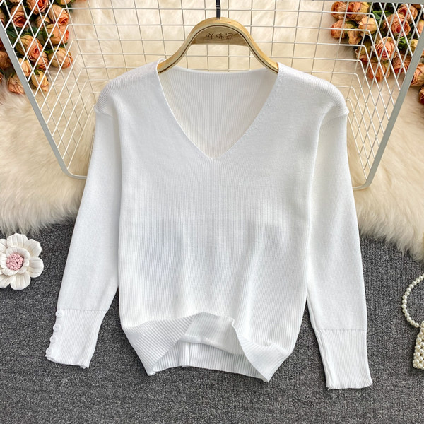 Γυναικεία πουλόβερ με κουμπιά και spitz λαιμόκοψη