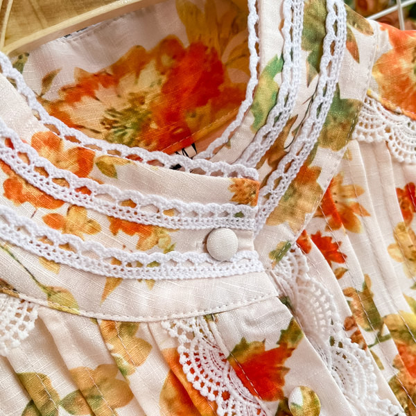 Modern női ruha nyakkendővel és hosszú ujjal