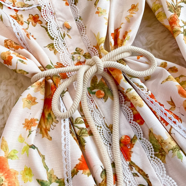 Modern női ruha nyakkendővel és hosszú ujjal