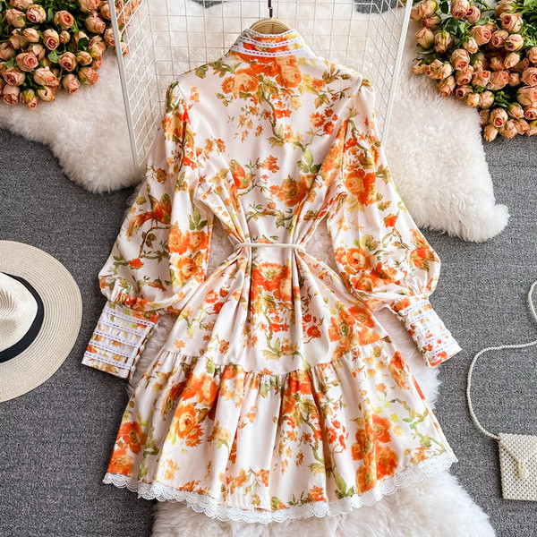 Modern női ruha nyakkendővel és hosszú ujjal