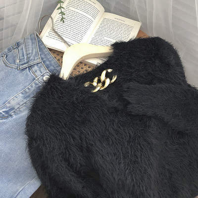 Μοντέρνο πουλόβερ με μεταλλική διακόσμηση