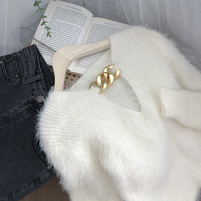 Μοντέρνο πουλόβερ με μεταλλική διακόσμηση