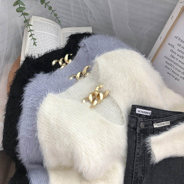 Μοντέρνο πουλόβερ με μεταλλική διακόσμηση