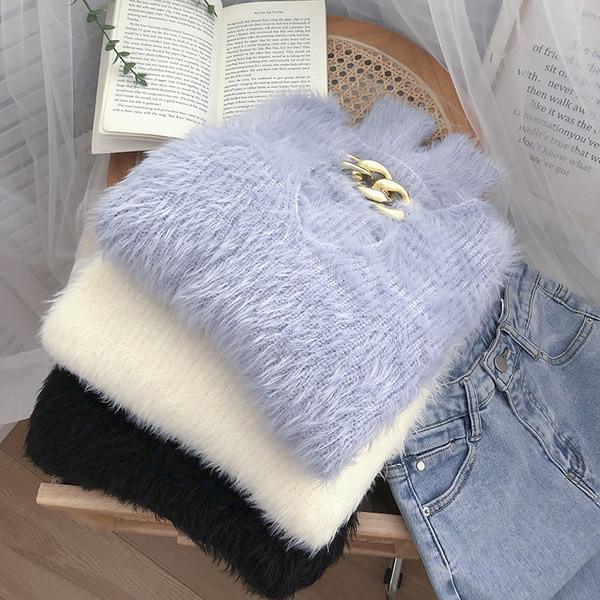 Μοντέρνο πουλόβερ με μεταλλική διακόσμηση