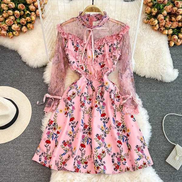 Rózsaszín színű női ruha szalaggal és tüllrel