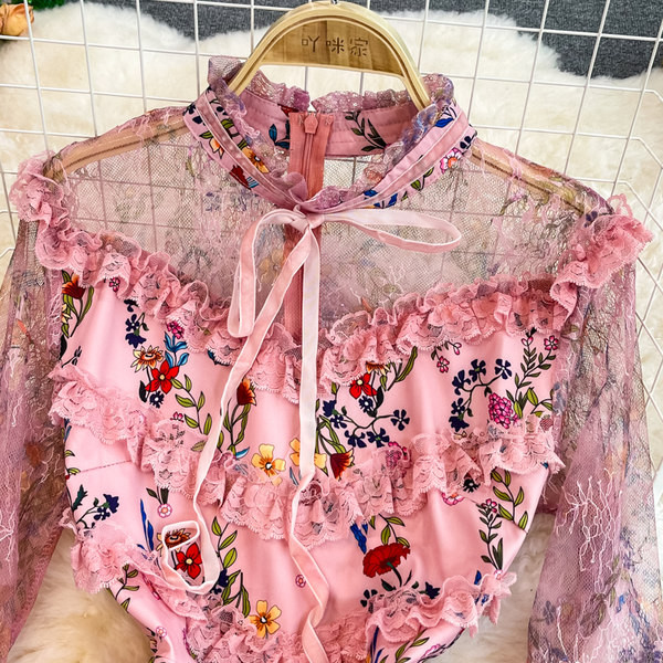 Rózsaszín színű női ruha szalaggal és tüllrel