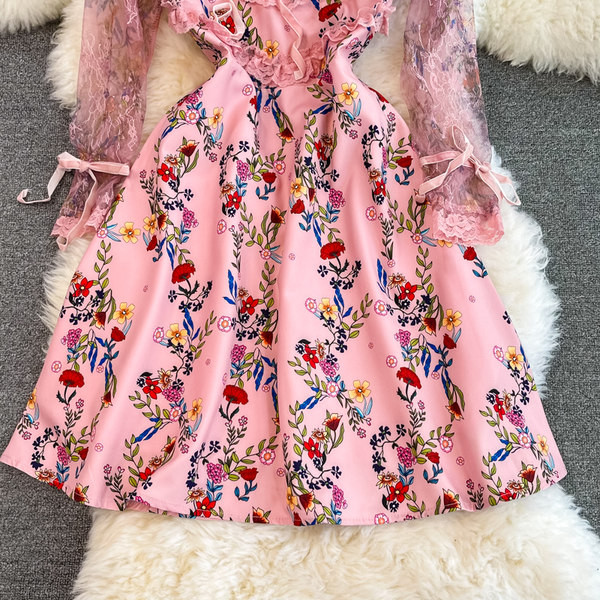 Rózsaszín színű női ruha szalaggal és tüllrel