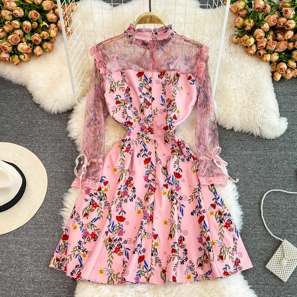 Rózsaszín színű női ruha szalaggal és tüllrel