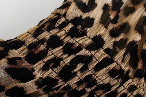 Moodne väljalõikega kleit spits-kaelusega ja loomamustriga